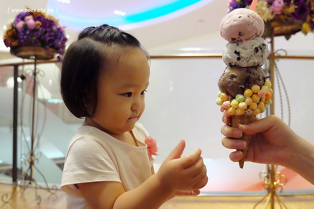 Emack & Bolio’s┃ 台中西屯美食:來自美國波斯頓的堆疊冰淇淋,華麗又濃郁的搖滾風味,一起體驗疊疊樂的樂趣 @飛天璇的口袋