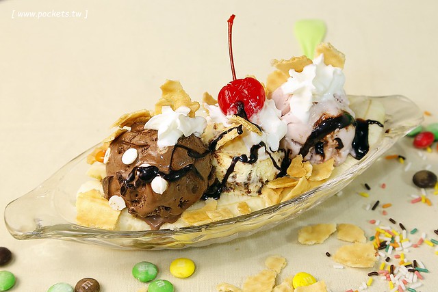Emack & Bolio’s┃ 台中西屯美食:來自美國波斯頓的堆疊冰淇淋,華麗又濃郁的搖滾風味,一起體驗疊疊樂的樂趣 @飛天璇的口袋