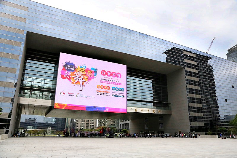 2018臺中國際踩舞祭┃台中旅遊:國際踏舞祭11/9登場,將街道化身為移動的舞台,結合藝文、活動和美食 @飛天璇的口袋