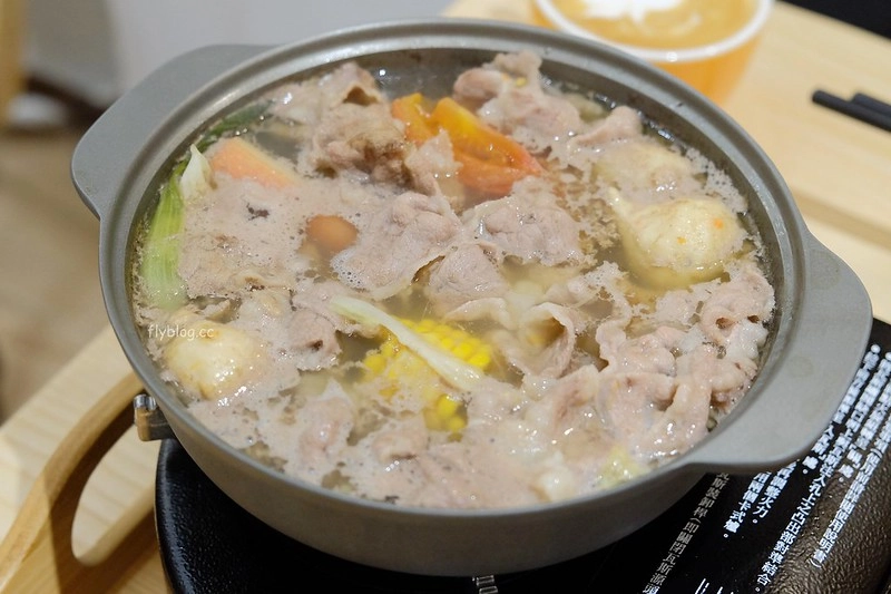 萌木之村 MOMU┃台中西屯:城市中遇見森林裡的童話之村,超可愛又好拍的複合式餐廳,中科商圈美食餐廳推薦 @飛天璇的口袋