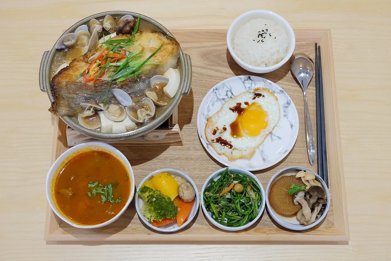 萌木之村 MOMU┃台中西屯:城市中遇見森林裡的童話之村,超可愛又好拍的複合式餐廳,中科商圈美食餐廳推薦 @飛天璇的口袋