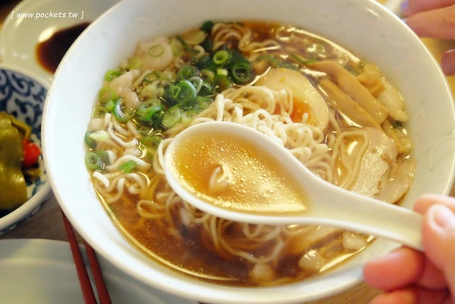 【日本廣島】嗆海 Kuukai(食べログ)~尾道在地人推薦的好吃拉麵,煎餃和汽水也很不錯,吃完還可以逛逛尾道市場 @飛天璇的口袋