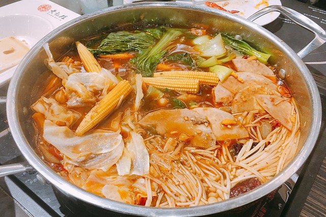 黃記煌三汁燜鍋|標榜不加任何一滴水的乾式火鍋,北京連鎖火鍋名店,進駐台北信義區ATT 4 FUN的4樓 @飛天璇的口袋