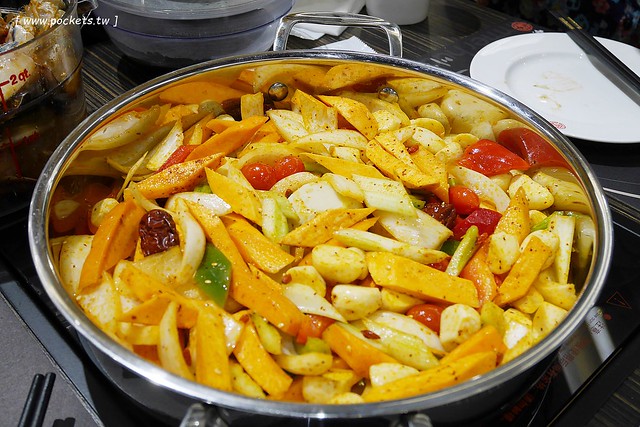 黃記煌三汁燜鍋|標榜不加任何一滴水的乾式火鍋,北京連鎖火鍋名店,進駐台北信義區ATT 4 FUN的4樓 @飛天璇的口袋