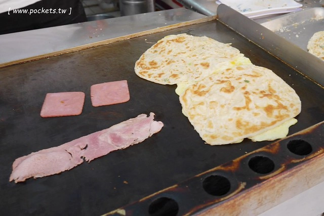 【台中東區】有力酥皮蛋餅:蛋餅現桿現煎,少見的酥皮的口感,綜合口味100%的飽足感 @飛天璇的口袋