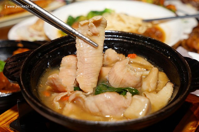新唐人御品豬腳┃台中北屯美食:平價用心的復古美食,冬天限定湯品鍋鍋$139元新上市,2017春節年菜熱情預約中 @飛天璇的口袋