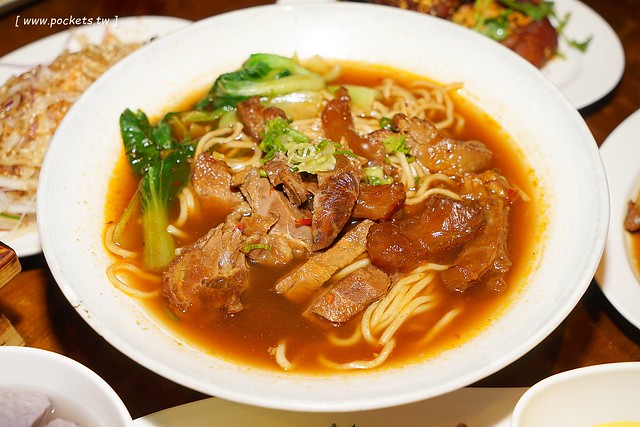 新唐人御品豬腳┃台中北屯美食:平價用心的復古美食,冬天限定湯品鍋鍋$139元新上市,2017春節年菜熱情預約中 @飛天璇的口袋