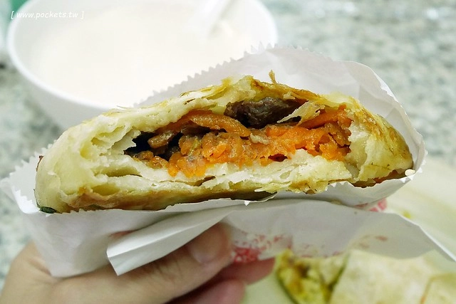 台中北屯|三佳早點,老台中人都知道的傳統早餐店,推薦蔥肉餅和牛肉餡餅 @飛天璇的口袋