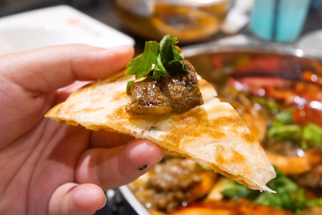 黃記煌三汁燜鍋|標榜不加任何一滴水的乾式火鍋,北京連鎖火鍋名店,進駐台北信義區ATT 4 FUN的4樓 @飛天璇的口袋