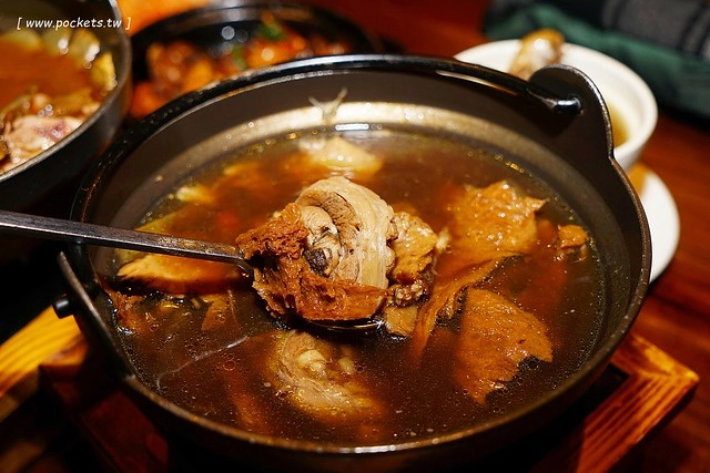 新唐人御品豬腳┃台中北屯美食:平價用心的復古美食,冬天限定湯品鍋鍋$139元新上市,2017春節年菜熱情預約中 @飛天璇的口袋