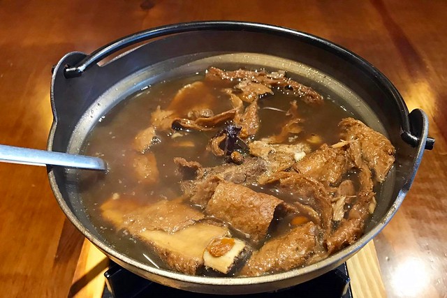 新唐人御品豬腳┃台中北屯美食:平價用心的復古美食,冬天限定湯品鍋鍋$139元新上市,2017春節年菜熱情預約中 @飛天璇的口袋