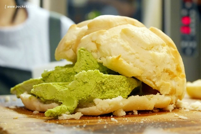 世界第二好吃的現烤冰淇淋菠蘿麵包┃台中西屯美食:東京超人氣散策甜食進駐台中新光三越百貨,只有香草、抹茶和巧克力三種口味,日本台灣口味不負責任比一比 @飛天璇的口袋