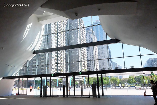 【台中西屯】台中國家歌劇院:伊東豊雄的現代建築,以自然為主題,結合劇院、商場、餐廳和空中花園 @飛天璇的口袋
