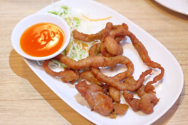 泰國曼谷|Krua Mae Sri Ruen|泰國必吃的米粉湯、打拋豬、炒河粉一網打盡,在地人帶路吃好料,餐點美味又平價 @飛天璇的口袋