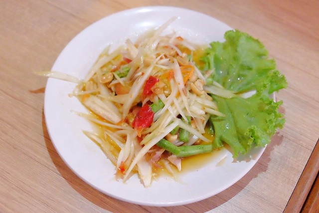 泰國曼谷|Krua Mae Sri Ruen|泰國必吃的米粉湯、打拋豬、炒河粉一網打盡,在地人帶路吃好料,餐點美味又平價 @飛天璇的口袋