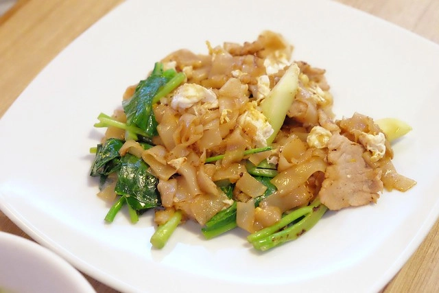 泰國曼谷|Krua Mae Sri Ruen|泰國必吃的米粉湯、打拋豬、炒河粉一網打盡,在地人帶路吃好料,餐點美味又平價 @飛天璇的口袋