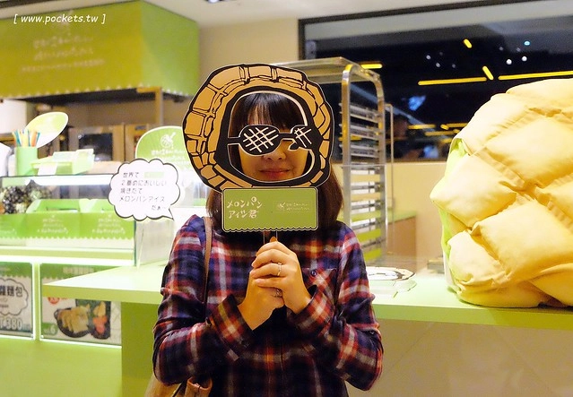 世界第二好吃的現烤冰淇淋菠蘿麵包┃台中西屯美食:東京超人氣散策甜食進駐台中新光三越百貨,只有香草、抹茶和巧克力三種口味,日本台灣口味不負責任比一比 @飛天璇的口袋