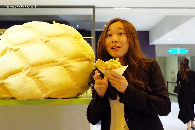 世界第二好吃的現烤冰淇淋菠蘿麵包┃台中西屯美食:東京超人氣散策甜食進駐台中新光三越百貨,只有香草、抹茶和巧克力三種口味,日本台灣口味不負責任比一比 @飛天璇的口袋