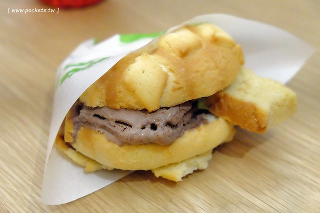 世界第二好吃的現烤冰淇淋菠蘿麵包┃台中西屯美食:東京超人氣散策甜食進駐台中新光三越百貨,只有香草、抹茶和巧克力三種口味,日本台灣口味不負責任比一比 @飛天璇的口袋