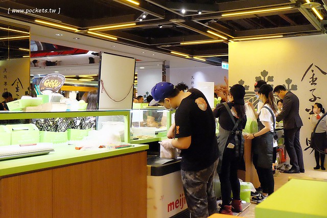 世界第二好吃的現烤冰淇淋菠蘿麵包┃台中西屯美食:東京超人氣散策甜食進駐台中新光三越百貨,只有香草、抹茶和巧克力三種口味,日本台灣口味不負責任比一比 @飛天璇的口袋