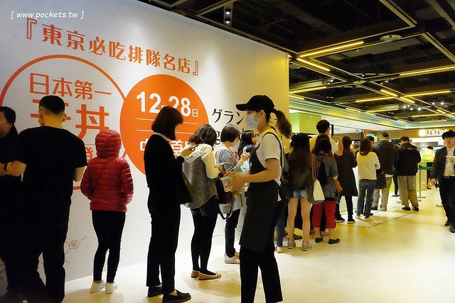 世界第二好吃的現烤冰淇淋菠蘿麵包┃台中西屯美食:東京超人氣散策甜食進駐台中新光三越百貨,只有香草、抹茶和巧克力三種口味,日本台灣口味不負責任比一比 @飛天璇的口袋