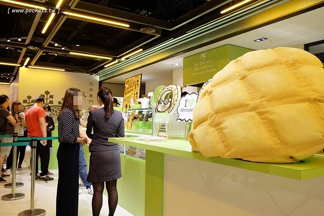 世界第二好吃的現烤冰淇淋菠蘿麵包┃台中西屯美食:東京超人氣散策甜食進駐台中新光三越百貨,只有香草、抹茶和巧克力三種口味,日本台灣口味不負責任比一比 @飛天璇的口袋