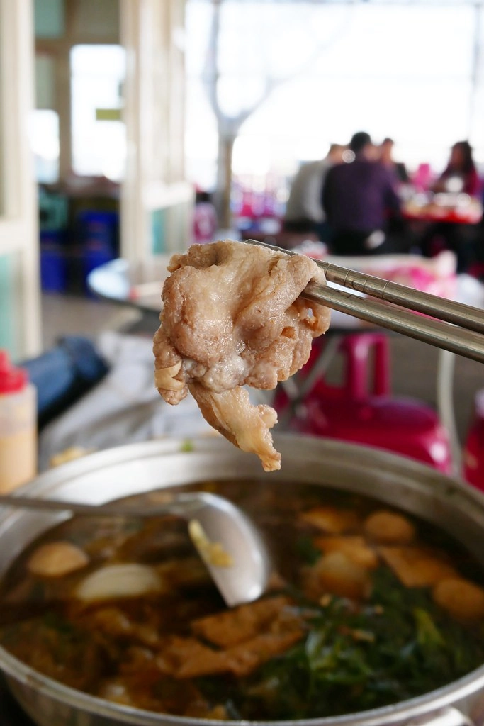 清泉崗羊肉爐|社團網友大力推薦的精誠羊肉爐,好像在吃露天流水席的氛圍 @飛天璇的口袋