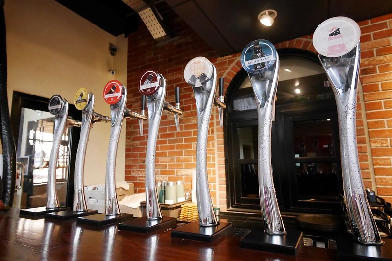 蔡氏釀酒精釀酒廠|充滿歐洲英倫風情的酒廠,用心好拍的萬聖節佈置,還有美味好吃的小酒館 @飛天璇的口袋