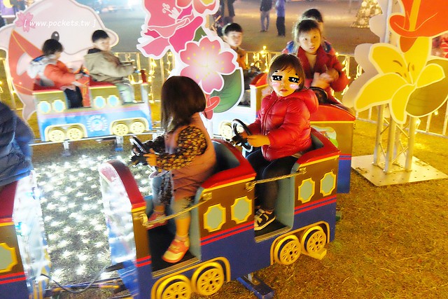 2017豐慶燈景賀新年-花都山城亮藝點┃豐原:葫蘆墩公園體驗不一樣的燈藝饗宴,由國際級大師所設計,花博四寶也亮相,還有小孩超愛的咖啡杯和小火車 @飛天璇的口袋