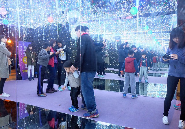 2017豐慶燈景賀新年-花都山城亮藝點┃豐原:葫蘆墩公園體驗不一樣的燈藝饗宴,由國際級大師所設計,花博四寶也亮相,還有小孩超愛的咖啡杯和小火車 @飛天璇的口袋