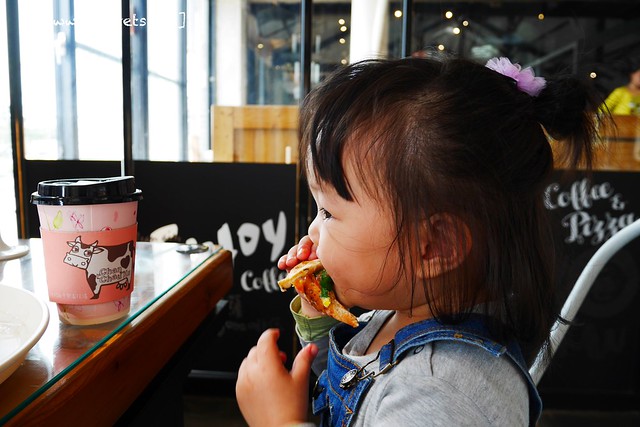 雲林崙背|千巧谷牛樂園牧場:結合沙坑、餵魚、美食、牧場,適合親子旅遊的地點 @飛天璇的口袋