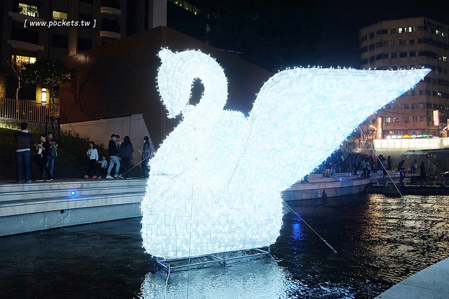 台中柳川藍帶水岸┃台中旅遊景點:號稱台中版的首爾清溪川,用LED燈打造藍色河道,台中最近IG超夯打卡新景點,晚上點燈只到2/12 @飛天璇的口袋