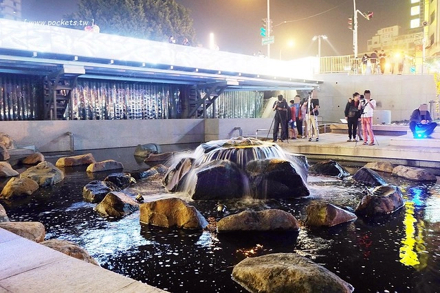台中柳川藍帶水岸┃台中旅遊景點:號稱台中版的首爾清溪川,用LED燈打造藍色河道,台中最近IG超夯打卡新景點,晚上點燈只到2/12 @飛天璇的口袋