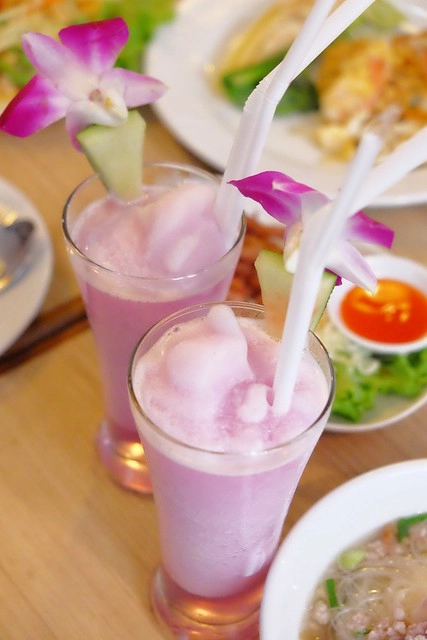 泰國曼谷|Krua Mae Sri Ruen|泰國必吃的米粉湯、打拋豬、炒河粉一網打盡,在地人帶路吃好料,餐點美味又平價 @飛天璇的口袋