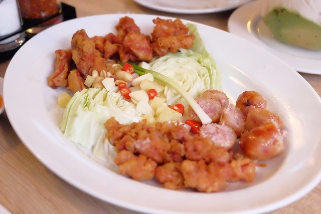 泰國曼谷|Krua Mae Sri Ruen|泰國必吃的米粉湯、打拋豬、炒河粉一網打盡,在地人帶路吃好料,餐點美味又平價 @飛天璇的口袋