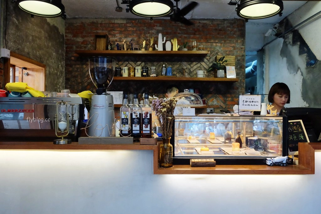 台中西區|堅果小巷,超美落地窗玻璃屋老宅建築,餐點用心好吃變化性高 @飛天璇的口袋