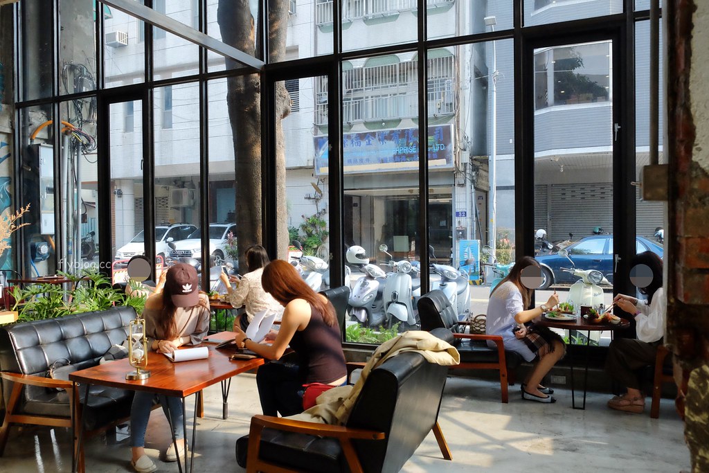 台中西區|堅果小巷,超美落地窗玻璃屋老宅建築,餐點用心好吃變化性高 @飛天璇的口袋