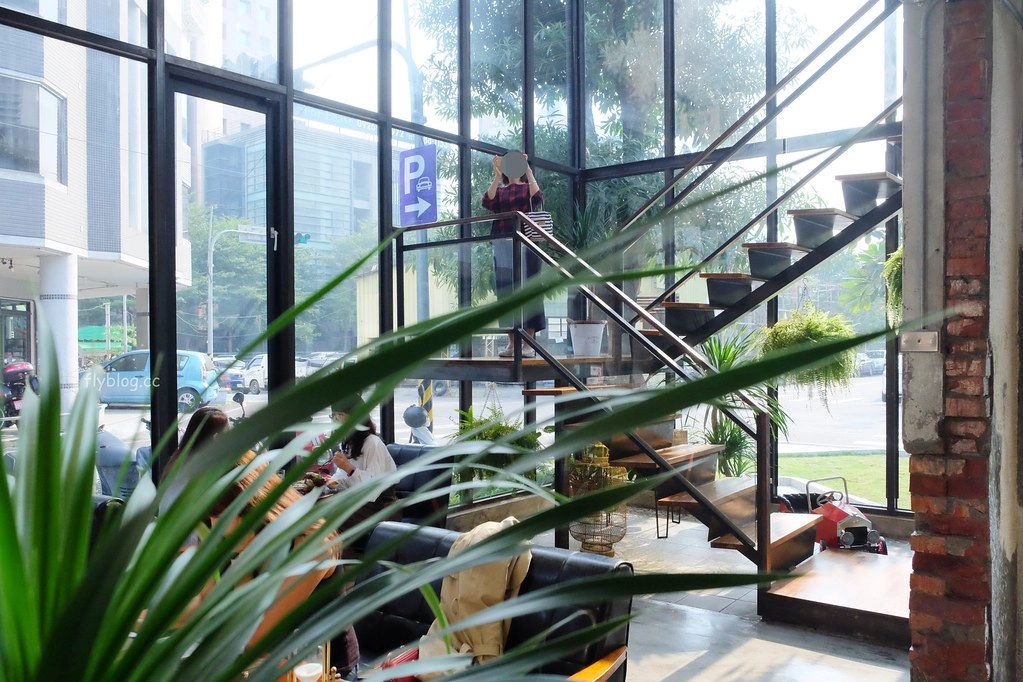 台中西區|堅果小巷,超美落地窗玻璃屋老宅建築,餐點用心好吃變化性高 @飛天璇的口袋