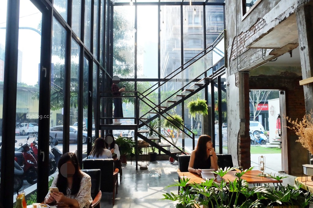 台中西區|堅果小巷,超美落地窗玻璃屋老宅建築,餐點用心好吃變化性高 @飛天璇的口袋