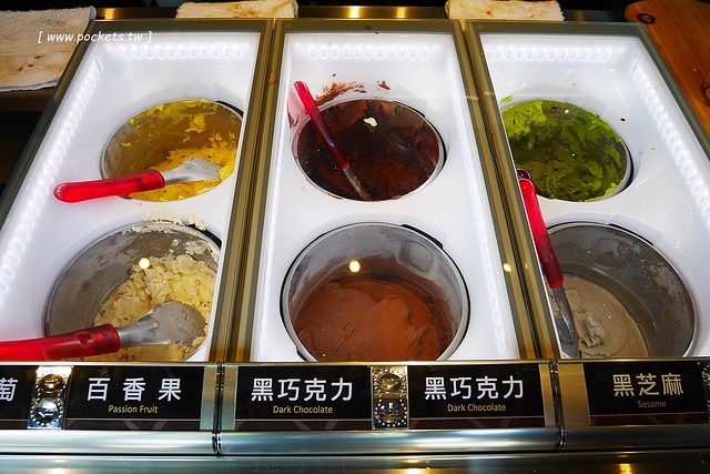 18度C巧克力工房┃台中西區美食:不會輸給世界第二好吃的冰淇淋菠蘿油包,使用堂本麵包和18度C巧克力工房的冰淇淋,台中刑武所演武場散策美食 @飛天璇的口袋