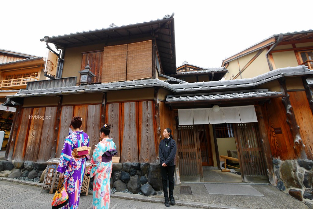日本京都|六角堂 X 星巴克|日本Starbucks特色店,坐在落地窗前欣賞千年佛寺櫻花美景 @飛天璇的口袋