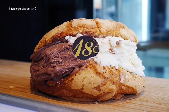 18度C巧克力工房┃台中西區美食:不會輸給世界第二好吃的冰淇淋菠蘿油包,使用堂本麵包和18度C巧克力工房的冰淇淋,台中刑武所演武場散策美食 @飛天璇的口袋