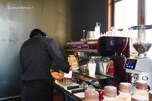 18度C巧克力工房┃台中西區美食:不會輸給世界第二好吃的冰淇淋菠蘿油包,使用堂本麵包和18度C巧克力工房的冰淇淋,台中刑武所演武場散策美食 @飛天璇的口袋