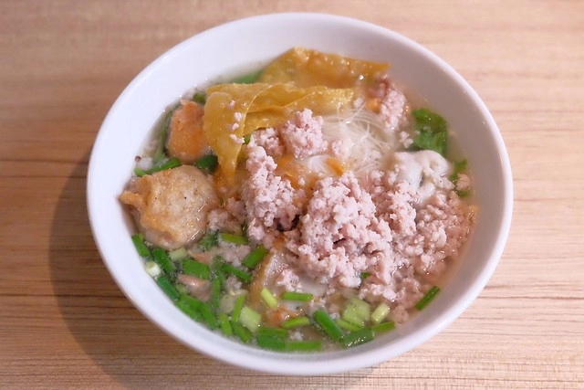 泰國曼谷|Krua Mae Sri Ruen|泰國必吃的米粉湯、打拋豬、炒河粉一網打盡,在地人帶路吃好料,餐點美味又平價 @飛天璇的口袋