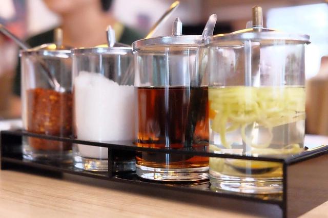 泰國曼谷|Krua Mae Sri Ruen|泰國必吃的米粉湯、打拋豬、炒河粉一網打盡,在地人帶路吃好料,餐點美味又平價 @飛天璇的口袋