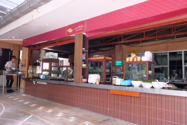 泰國曼谷|Krua Mae Sri Ruen|泰國必吃的米粉湯、打拋豬、炒河粉一網打盡,在地人帶路吃好料,餐點美味又平價 @飛天璇的口袋