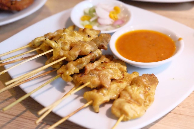 泰國曼谷|Krua Mae Sri Ruen|泰國必吃的米粉湯、打拋豬、炒河粉一網打盡,在地人帶路吃好料,餐點美味又平價 @飛天璇的口袋