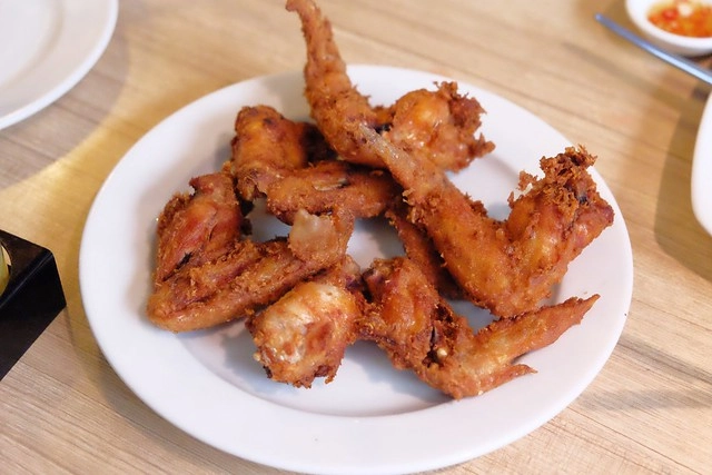 泰國曼谷|Krua Mae Sri Ruen|泰國必吃的米粉湯、打拋豬、炒河粉一網打盡,在地人帶路吃好料,餐點美味又平價 @飛天璇的口袋