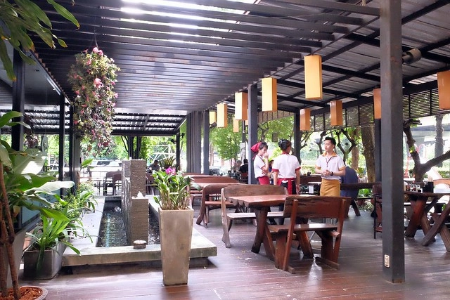 泰國曼谷|Krua Mae Sri Ruen|泰國必吃的米粉湯、打拋豬、炒河粉一網打盡,在地人帶路吃好料,餐點美味又平價 @飛天璇的口袋