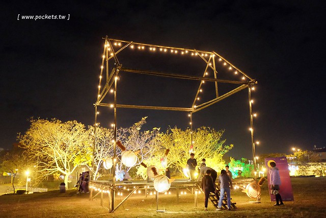 2017豐慶燈景賀新年-花都山城亮藝點┃豐原:葫蘆墩公園體驗不一樣的燈藝饗宴,由國際級大師所設計,花博四寶也亮相,還有小孩超愛的咖啡杯和小火車 @飛天璇的口袋